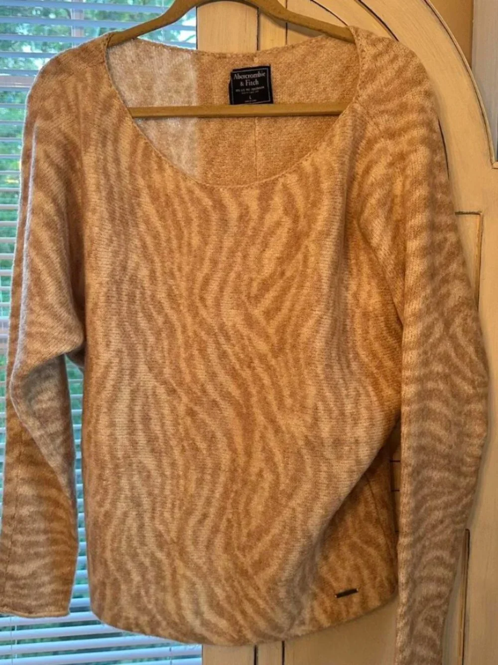 Abercrombie & Fitch Zebra Print sweater Size Large
